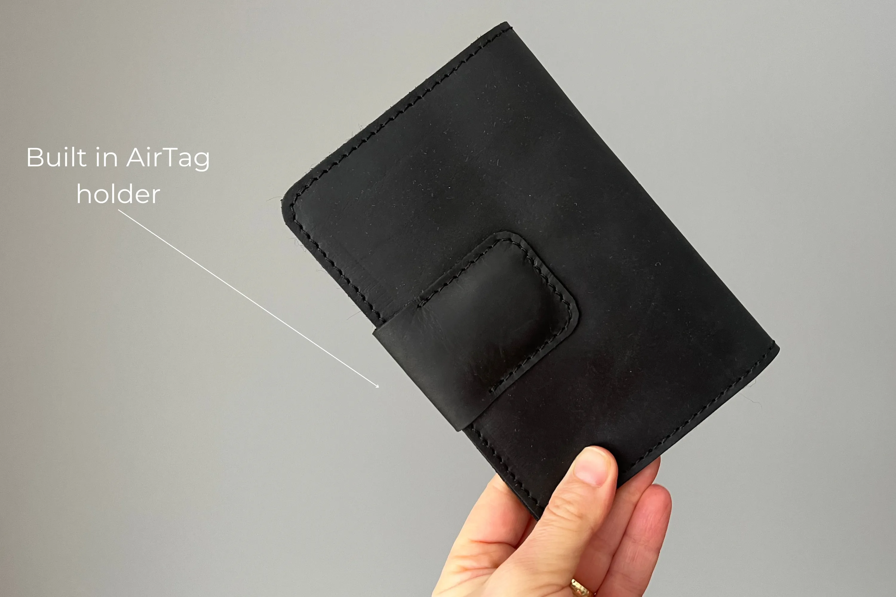 Leather Passport Holder with AirTag/ Classy Black