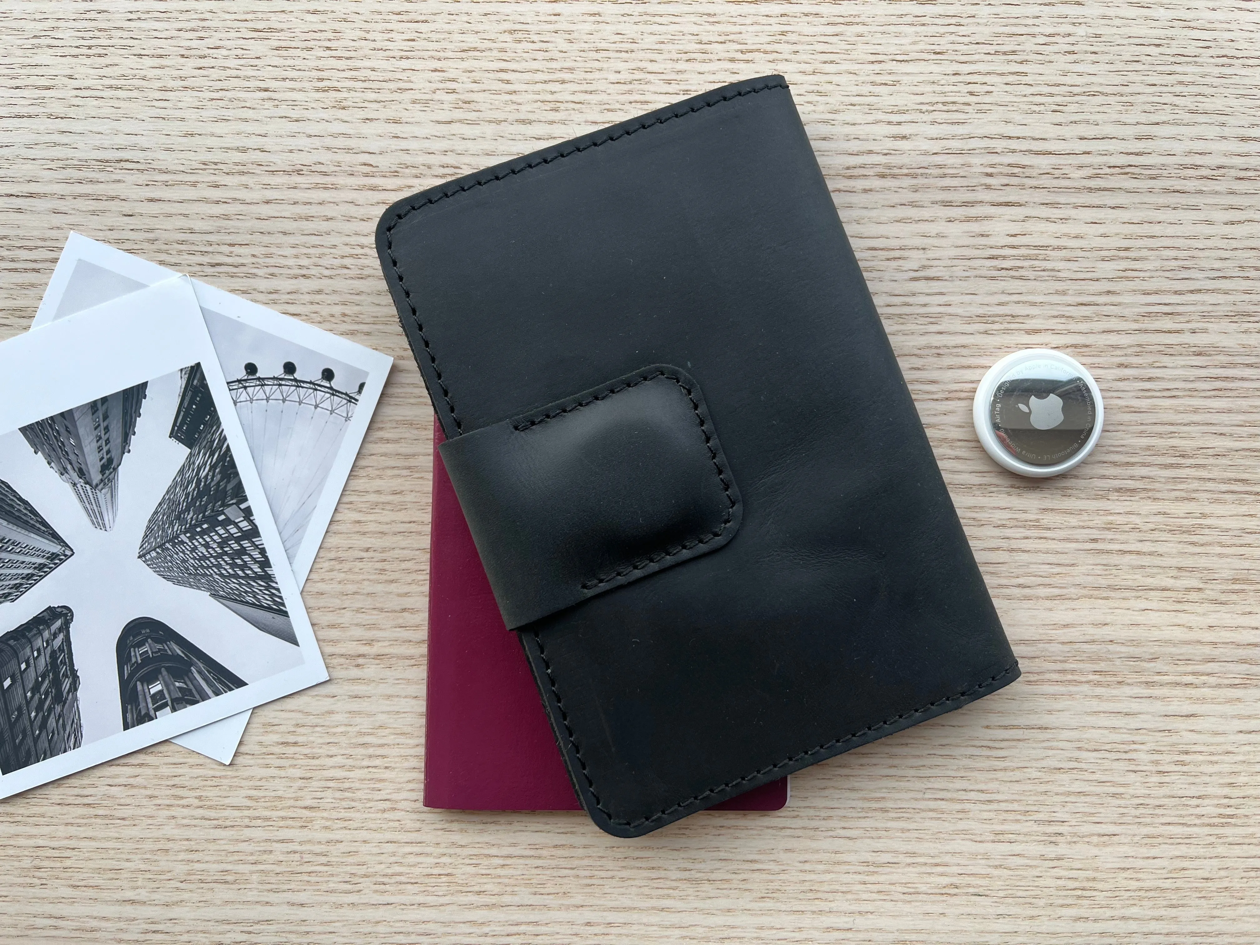 Leather Passport Holder with AirTag/ Classy Black