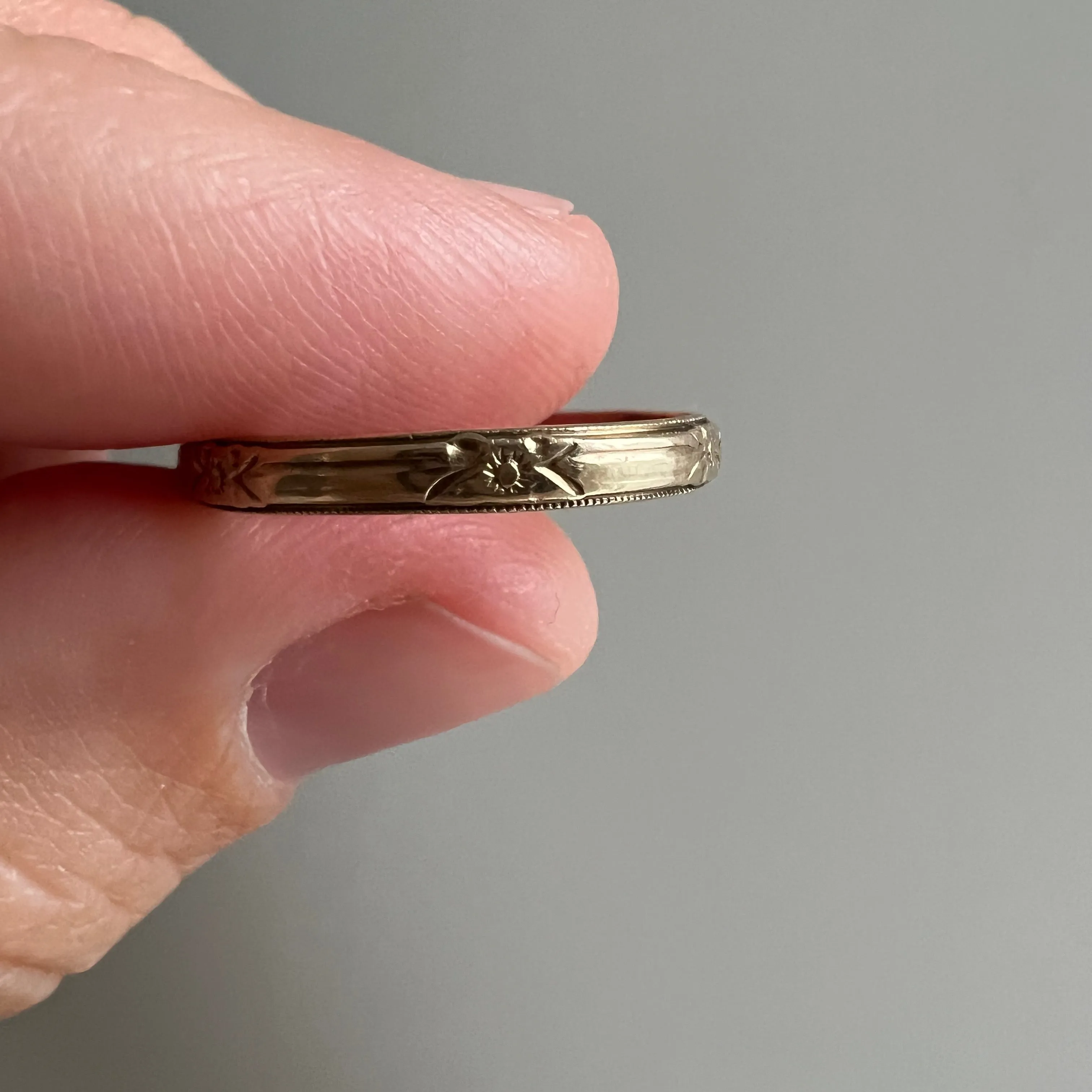 V I N T A G E // daisy chain / 10k yellow gold floral patterned eternity band / size 5.75